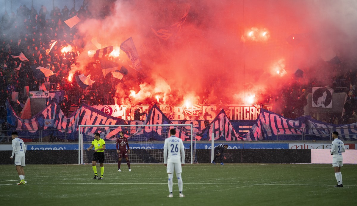 Les supporters lausannois allument des fumigenes, lors de la rencontre de football de Super League entre le FC Lausanne-Sport, LS, et le Geneve Servette FC, ce dimanche 28 novembre 2021 au stade de la ...