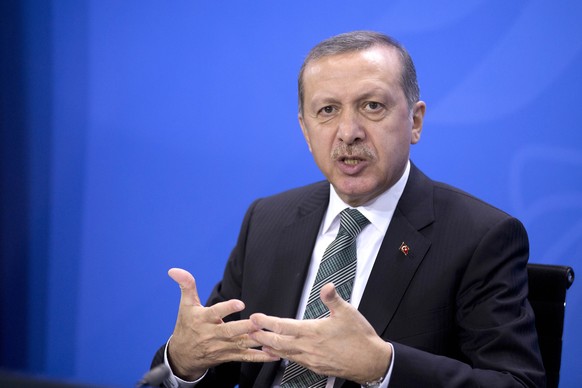 Der türkische Ministerpräsident Erdogan nimmt das Netz an die kurze Leine.