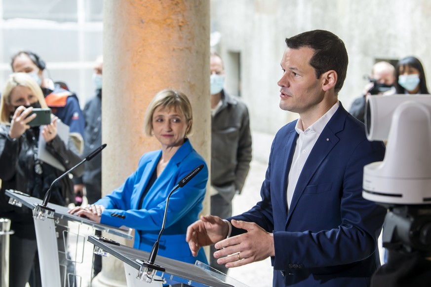 La candidate Fabienne Fischer, gauche, (Les Verts) et le candidat Pierre Maudet, droite, (Libertes et Justice Sociale) s&#039;exprime a l&#039;occasion des resultats au premier tour de l&#039;election ...