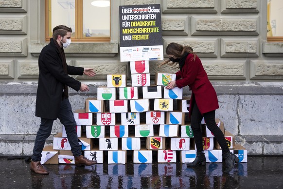 Tobias Voegeli, Co-Praesident Junge Gruenliberale Partei, JGLP, links, und Ronja Jansen, Praesidentin JUSO, rechts, bei der Einreichung der Unterschriften fuer das Referendum gegen das Bundesgesetz vo ...