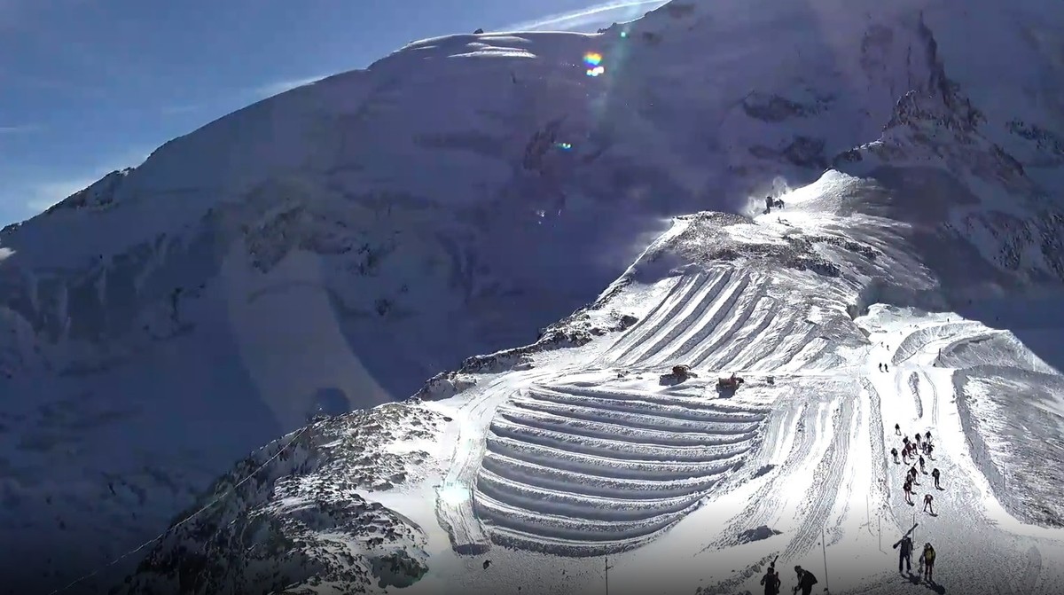 Es gibt ihn tatsächlich bereits! Schnee und erste Skifahrer auf dem Mittelallalin (knapp 3500 Meter) in Saas Fee.