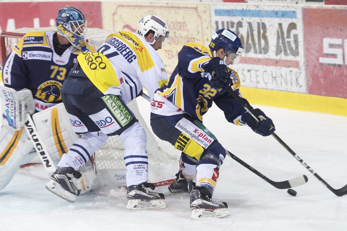 Langenthals Goalie Marco Mathis, und Brend Wolf, rechts, im Duell mit Ambris Peter Guggisberg, Mitte, im 2. Spiel der Ligaqualifikation, zwischen dem SC Langenthal und dem HC Ambri-Piotta, am Samstag, ...