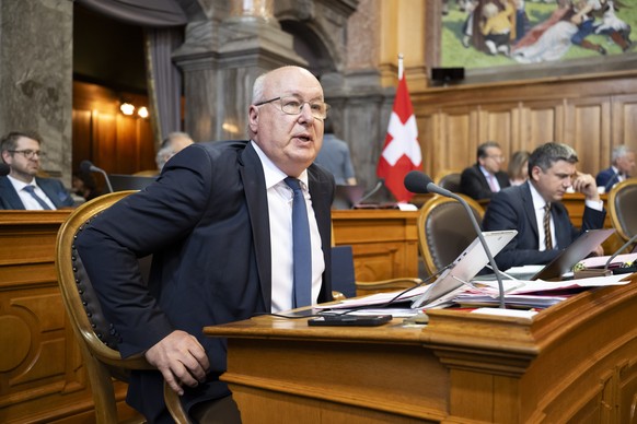 Staenderat Pierre-Yves Maillard, SP-VD, spricht vor Staenderaeten Baptiste Hurni, SP-NE, Pascal Broulis, FDP-VD, Mathias Zopfi, GP-GL, und Matthias Michel, FDP-ZG, von hinter-links, waehrend der Somme ...