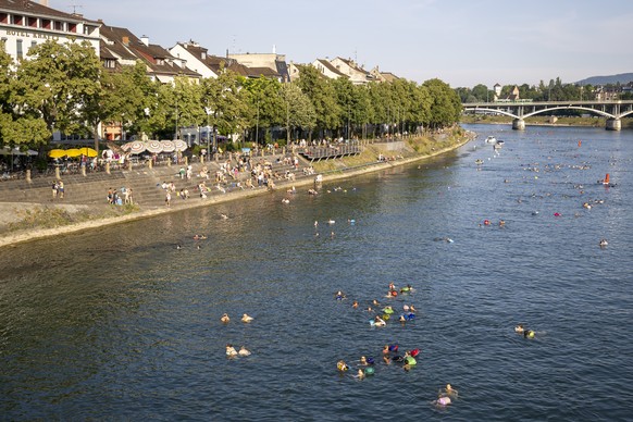 Menschen geniessen eine Abkuehlung bei einem Schwumm im Rhein in Basel, am Freitag, 26. Juni 2026. (KEYSTONE/Georgios Kefalas)