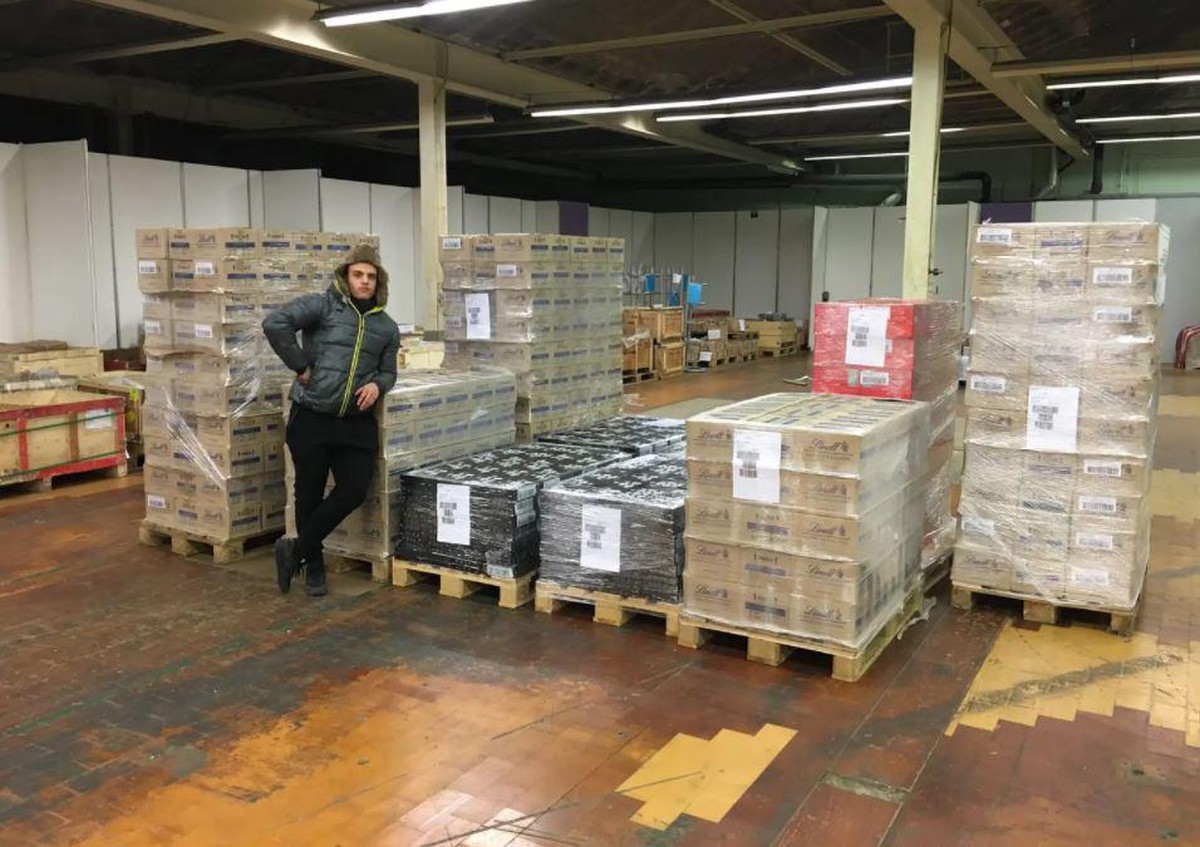 Der zweite Jungunternehmer, Luca Steffen, mit Markenartikeln, die Emix Trading auf dem Graumarkt besorgte. Daraus ging später das Geschäft mit den Masken hervor.