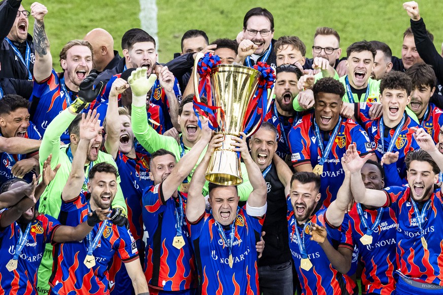 KEYPIX - Die Mannschaft des FC Basel 1893 feiert mit dem Pokal fuer den Meistertitel, im Stadion St. Jakob-Park in Basel, am Samstag, 24. Mai 2025. (KEYSTONE/Michael Buholzer)