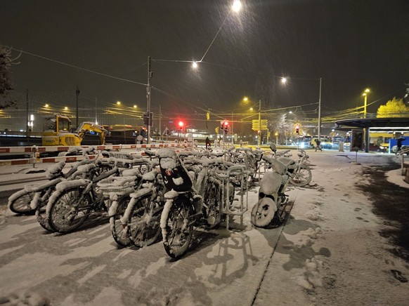 So viel oder wenig Schnee fiel in der Nacht auf den 21. November 2025 in der Schweiz.