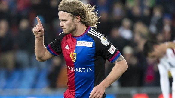 Der Basler Birkir Bjarnason, links, jubelt ueber sein 5:0 waehrend der Vaduzer Moreno Costanzo, rechts, den Kopf haengen laesst im Fussball Meisterschaftsspiel der Super League zwischen dem FC Basel 1 ...