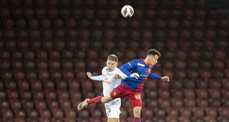 Zuerichs Toni Domgjoni, links, im Spiel gegen Basels Julian van Moos, rechts, im Super League Spiel zwischen dem FC Zuerich und dem FC Basel, am Mittwoch, 4. November 2020 im Stadion Letzigrund in Zue ...