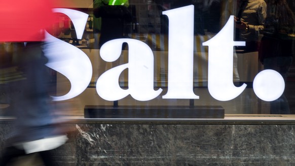 ARCHIVBILD ZUM UMSATZ BEI SALT --- Sicht auf das Salt-Logo am Baerenplatz, am Freitag, 15. Mai 2015, in Bern. Nach der Uebernahme durch den franzoesischen Unternehmer Xavier Niel hat sich der Mobilfun ...