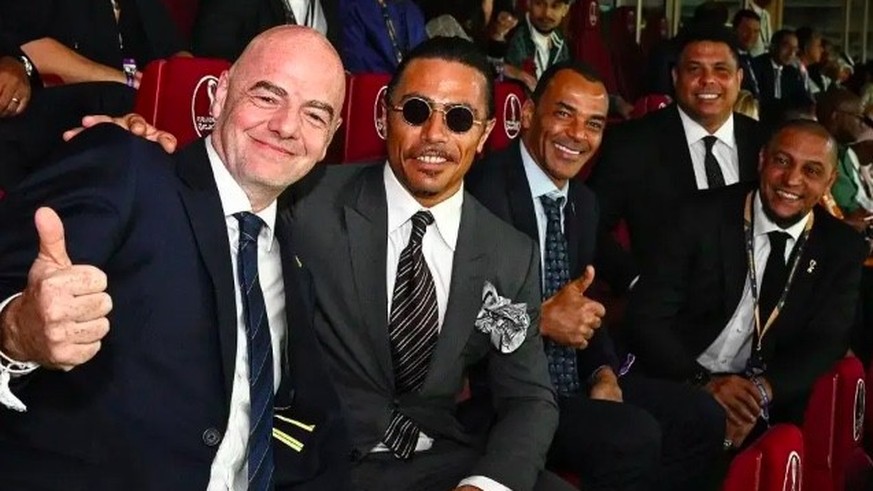 Gianni Infantino während einer WM-Partie mit Salt Bae und den brasilianischen Fussball-Legenden Cafu, Ronaldo und Roberto Carlos (von links).