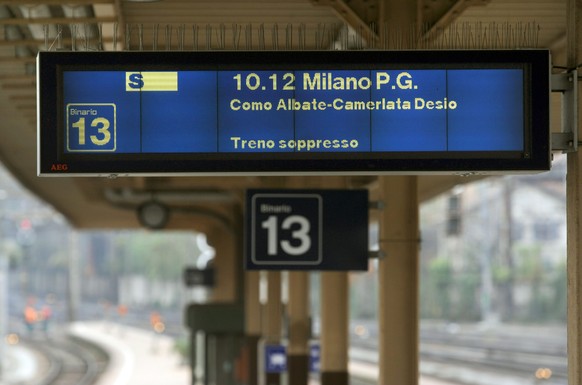 ARCHIV - Die Anzeigetafel im internationalen Bahnhof in Chiasso meldet den Ausfall eines Zuges nach Mailand, am Montag, 10. November 2008. Die grenzueberschreitenden Zugverbindungen zwischen der Schwe ...