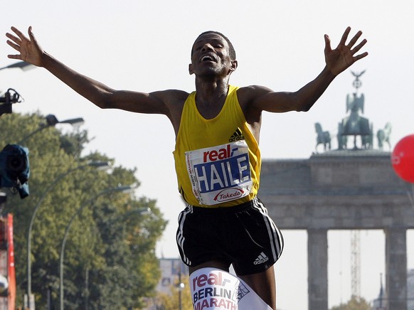 Langstreckenläufer <strong>Haile Gebreselassie</strong>. FILE - In this Sept. 28, 2008 file photo, Haile Gebrselassie from Ethiopia crosses the finish line to win the 35th Berlin Marathon, in Berlin, in Germany, breaking the marathon world record in 2 hours, 3 minutes, 59 seconds. Spain's Prince of Asturias Foundation on Friday Sept.2, 2011, named Ethiopian athlete Halie Gebreselassie for its annual sports prize, praising his work on and off the track. The 38-year-old is one of the world's most successful long-distance runners, a master at 10,000 meters who later went on to set the marathon world record.The prizes are among Spain's most prestigious and are presented by Crown Prince Felipe each fall in the northern city of Oviedo, capital of the Asturias region. (AP Photo/Michael Sohn, File)