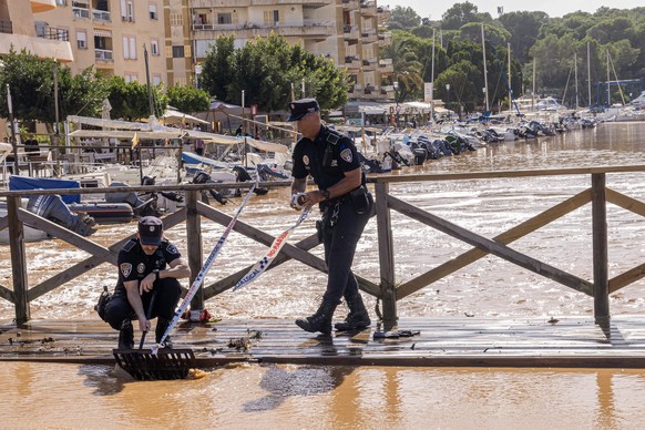 epa11688909 A view of a flooded area in Porto Cristo after the Es Riuet rambla overflowed, one of the consequences of a DANA which has left a large amount of rainfall in different parts of the in Mall ...