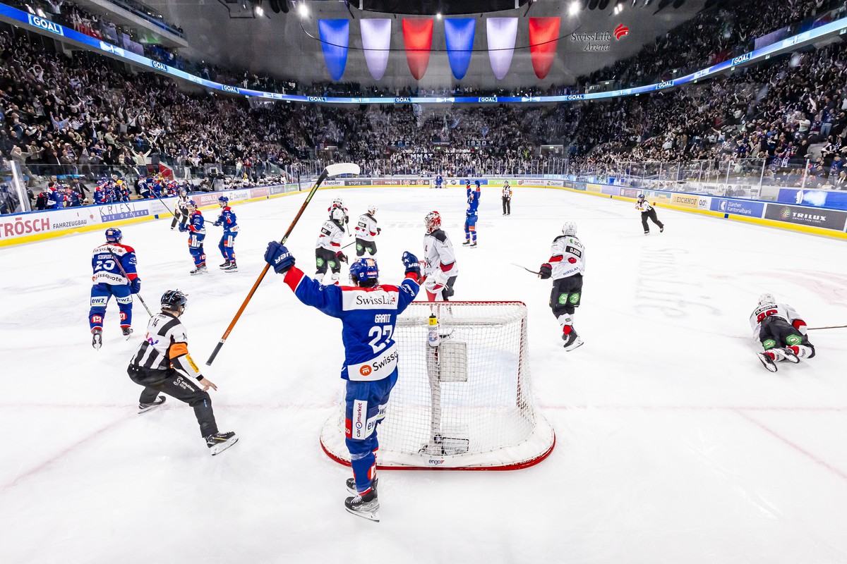 Vinzenz Rohrer (ZSC) (2. links) jubelt mit Teamkollegen nach seinem Tor zum 2:0 im fuenften Playoff Final Eishockeyspiel der National League zwischen den ZSC Lions und Lausanne HC, am Donnerstag, 25.  ...