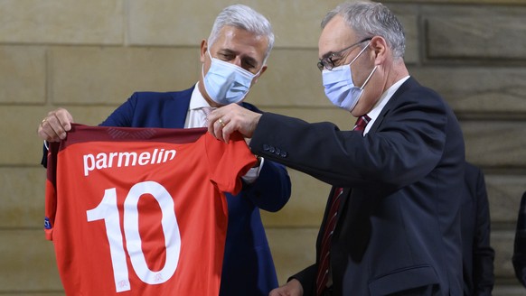 Vladimir Petkovic, Trainer der Schweizer Fussball Nationalmannschaft, links, uebergibt Bundespraesident Guy Parmelin, rechts, ein Fussball-Trikot waehrend eines Treffens zwischen dem Bundespraesidente ...