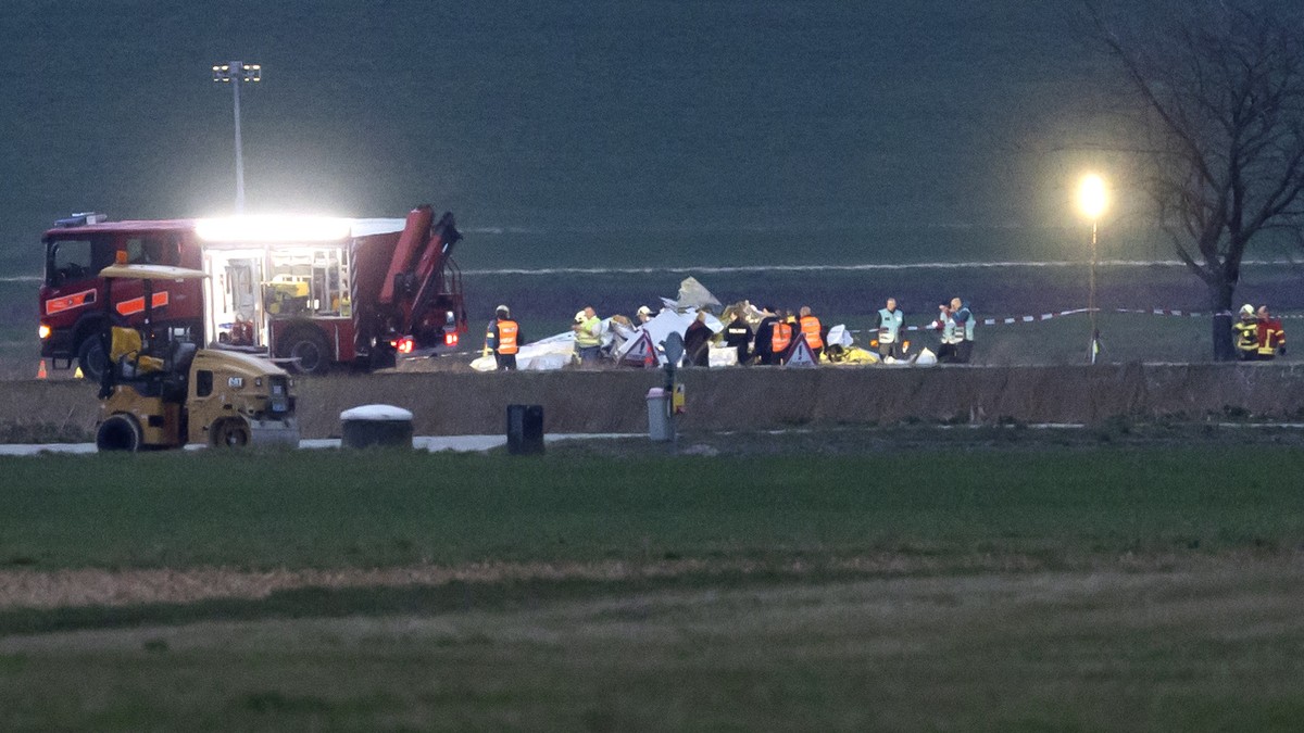 Feuerwehrautos stehen bei der Absturzstelle rund um ein abgestuerztes Kleinflugzeug, am Sonntag, 18. Februar 2024 in Grenchen. Auf einem Feld in der Naehe des Flughafens Grenchen ist am Sonntag kurz n ...