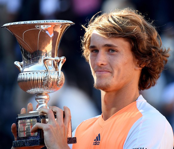 epa05979331 Alexander Zverev of Germany holds his trophy after defeating Serbian tennis player Novak Djokovic in the men&#039;s final of the Italian Open tennis at the Foro Italico in Rome, Italy, 21  ...