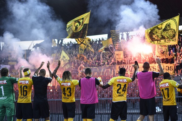 Die Berner Spieler freuen sich mit den Fans ueber den Sieg nach dem Meisterschaftsspiel der Super League zwischen dem Grasshopper Club Zuerich und den Berner Young Boys im Letzigrund, am Samstag, 29.  ...