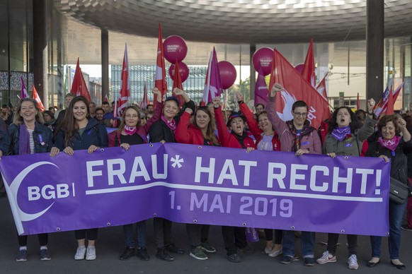 Ein Demonstrationszug anlaesslich des 1. Mai-Umzuges bewegt sich durch Basel am Mittwoch, 1. Mai 2019. (KEYSTONE/Georgios Kefalas)