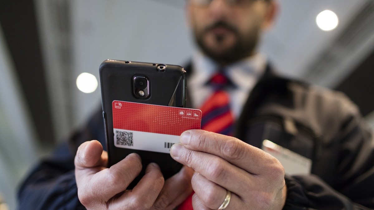 Train manager Salvatore Grado verifies a rail traveller's Swiss Pass in a Eurocity train of the Swiss Federal Railways bound from Zurich, Switzerland, to Milano, Italy, on October 3, 2015. (KEYST ...