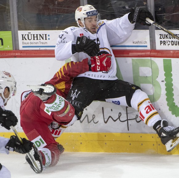 Tigers Roland Gerber, links, kaempft um den Puck, gegen Luganos Romain Loeffel, rechts, waehrend dem Meisterschaftsspiel der National League, zwischen den SCL Tigers und dem HC Lugano am Freitag 16.No ...