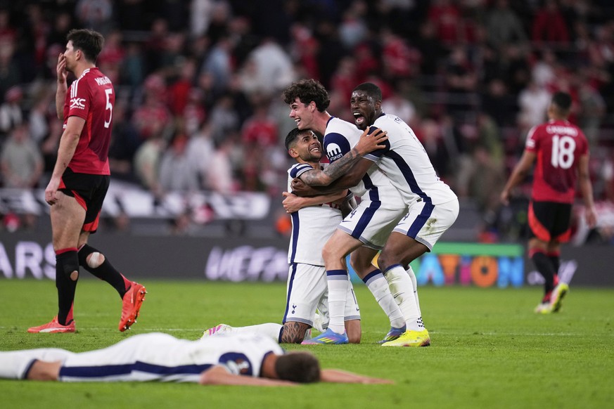 Tottenham players celebrate after winning the Europa League final soccer match between against Manchester United at the San Mames Stadium in Bilbao, Spain, Wednesday, May 21, 2025. (AP Photo/Manu Fern ...