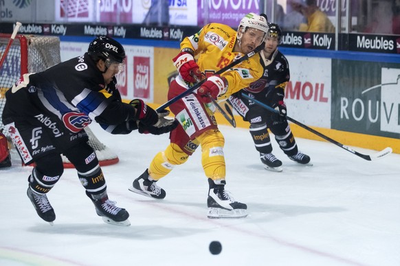 Fribourgs Lukas Lhotak, links, trifft Biesl Anssi Salmela mit dem Stock am Kopf, im Eishockey Meisterschaftsspiel der National League zwischen dem HC Fribourg Gotteron und dem EHC Biel, am Freitag, 7. ...