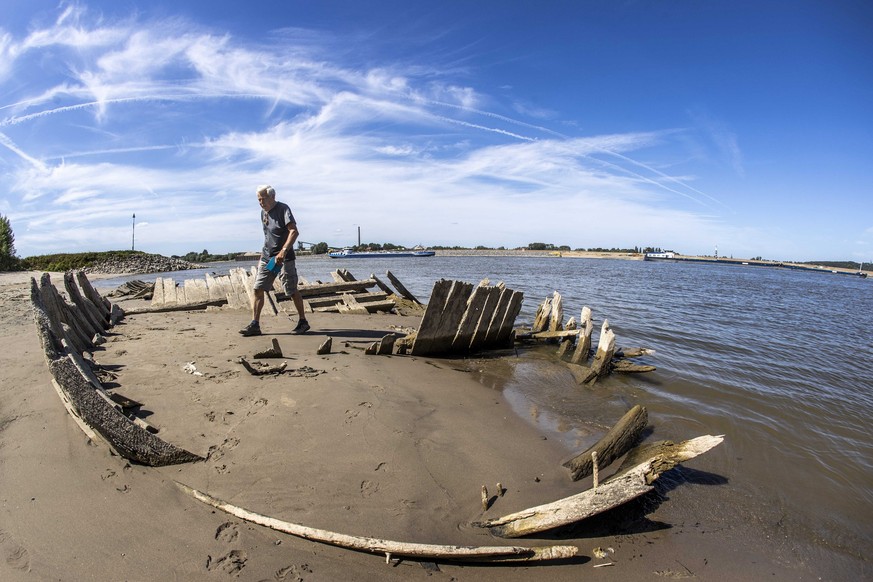 epa10104300 The wreck of the dynamite ship Elisabeth, which exploded in 1895, has become visible due to the low water level in the Rhine near the Dutch-German border at Spijk and Tolkamer, at Griethau ...