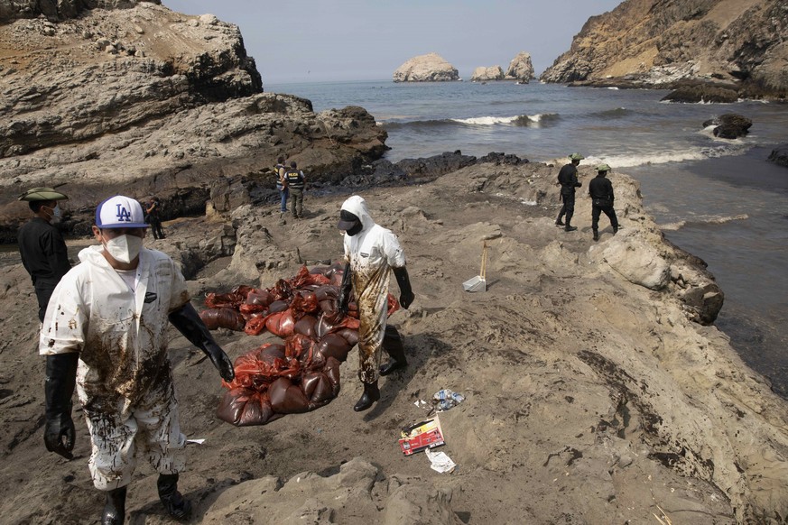 epa09695627 Work continues to clean up the oil spill spilled into the Pacific Ocean from the Peruvian refinery of La Pampilla, by the tsunami from the volcanic eruption of Tonga, at the north of Lima, ...