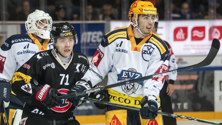 Zugs Topscorer Miro Zryd, rechts, gegen Fribourgs Killian Mottet, links, im Eishockey Meisterschaftsspiel der National League zwischen dem HC Fribourg-Gotteron und dem EV Zug, am Dienstag, 25. Septemb ...