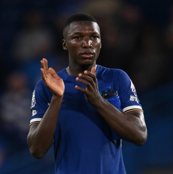 epa10820559 Chelsea&#039;s Moises Caicedo applauds their fans at full time during the Premier League match between Chelsea and Luton Town in London, Britain, 25 August 2023. EPA/Daniel Hambury EDITORI ...