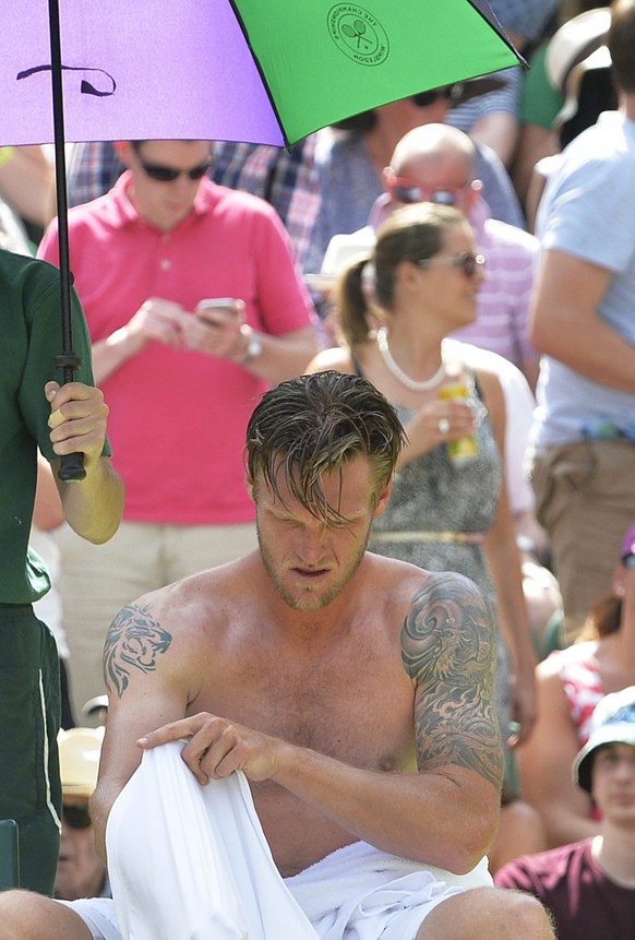 epa04830898 Samuel Groth of Australia changes his shirt in between games against Roger Federer of Switzerland in their third round match during the Wimbledon Championships at the All England Lawn Tenn ...