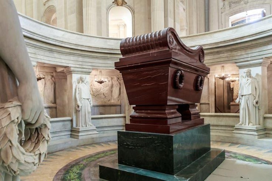 Napoleons Sarg ist heute im Invalidendom in Paris. Erst 19 Jahre nach seinem Tod auf Korsika wurde sein Leichnam nach Paris gebracht.