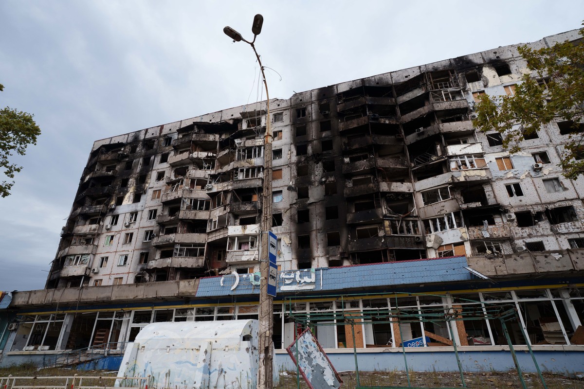 A residential building damaged from Russian attacks is seen during a local ceasefire related to a humanitarian aid mission in Oleshky, in Kherson, Ukraine, Thursday, Oct. 29, 2026. (AP Photo/Evgeniy M ...