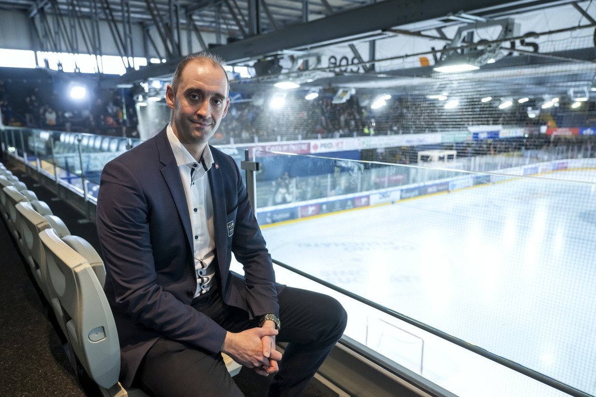 Patrick Bloch, CEO de Swiss Ice Hockey Federation, pose avant la finale de playoff acte 1 du championnat suisse de hockey sur glace de Swiss League LNB, entre HC La Chaux-de-Fonds, HCC, et le GCK Lion ...