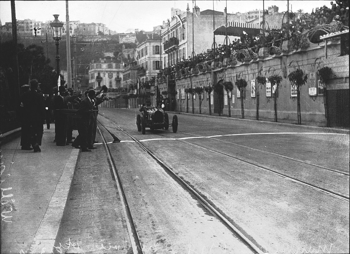 Rennsieger William Grover-Williams bei der Zieldurchfahrt