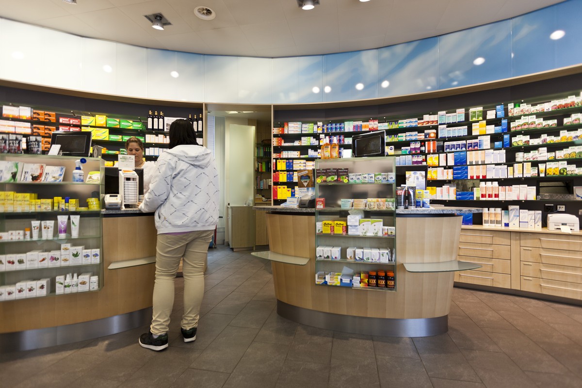 THEMENBILD ZUR MK APOTHEKER UND PHARMAINDUSTRIE ZU "NACHHALTIGER VERSORGUNG UND PATIENTENSICHERHEIT, AM MITTWOCH, 19. SEPTEMBER 2018 ---- A customer is served at the Pharmacy Wyss in Baden in the ...