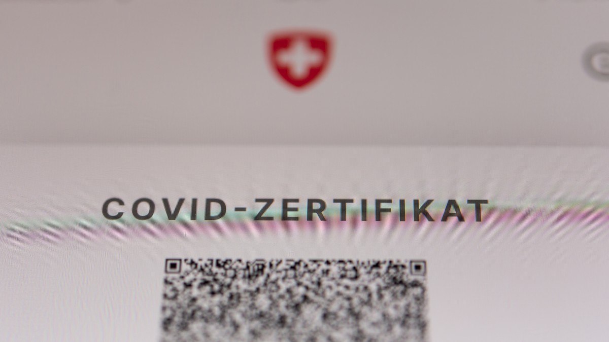 Der Code fuer den Covid-Impfpass wird auf dem Mobiltelefon angezeigt, am Samstag, 25. September 2021 in Bern. (KEYSTONE/Alessandro della Valle)