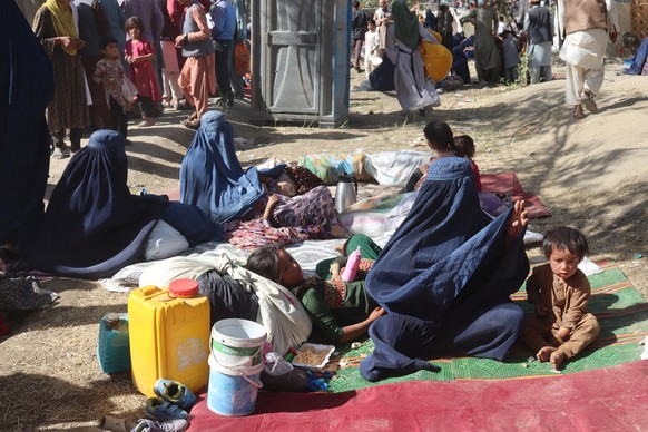 epa09407976 Afghans who are displaced from Kunduz and Takhar provinces due to fighting between Taliban and Afghan forces live in temporary shelters at a camp in Kabul, Afghanistan, 10 August 2021.At l ...