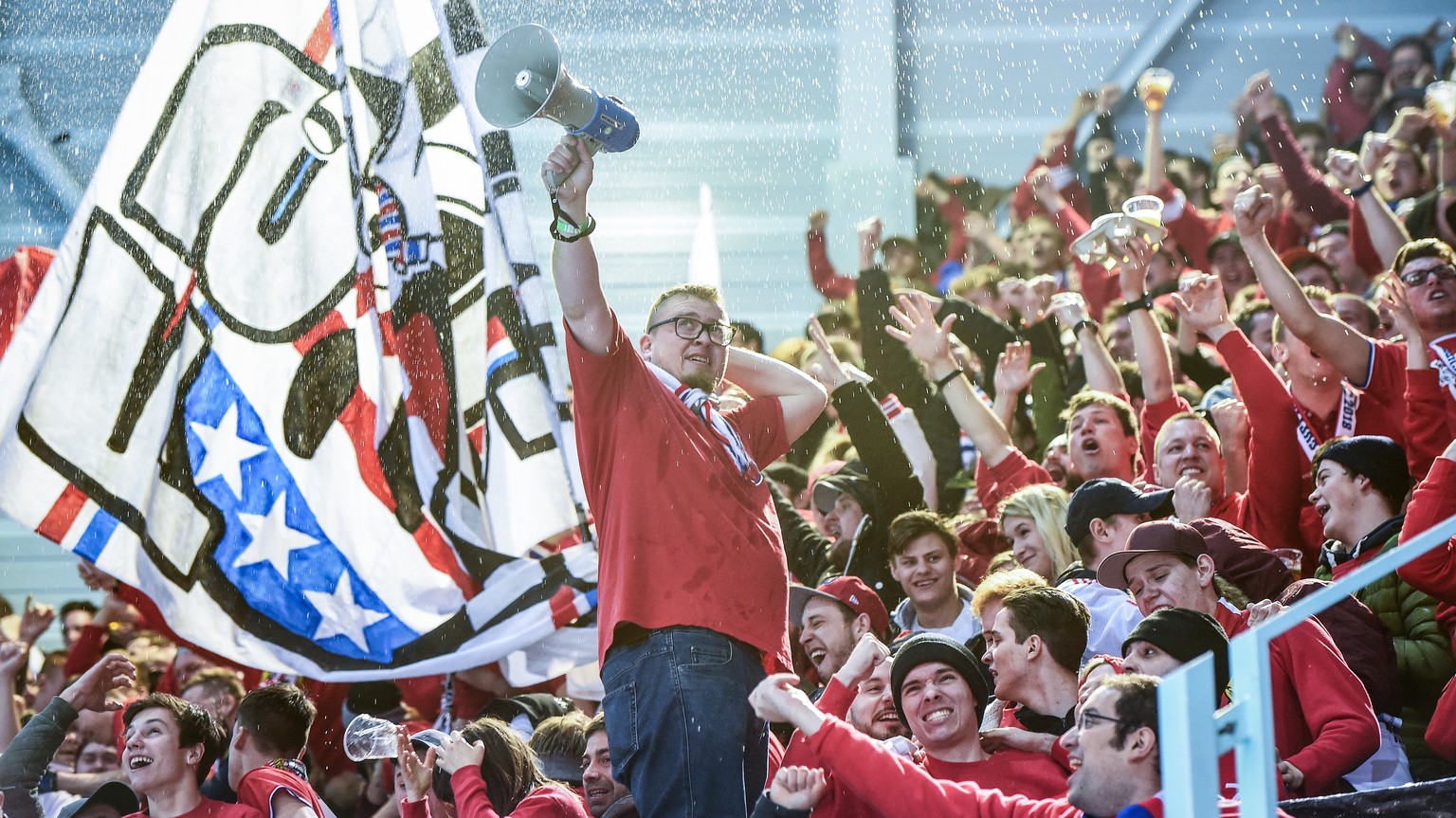 Rapperswil Fans jubeln zum 4:1 im Final des Swiss Ice Hockey Cups 2017/18 zwischen den Rapperswil-Jona Lakers und dem HC Davos, am Sonntag, 4. Februar 2018, in der St. Galler Kantonalbank Arena in Rap ...