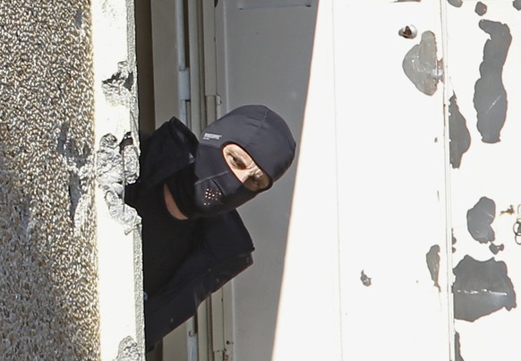 Polizist in der Wohnung von Amokläufer Mohammed Merah in Toulouse.