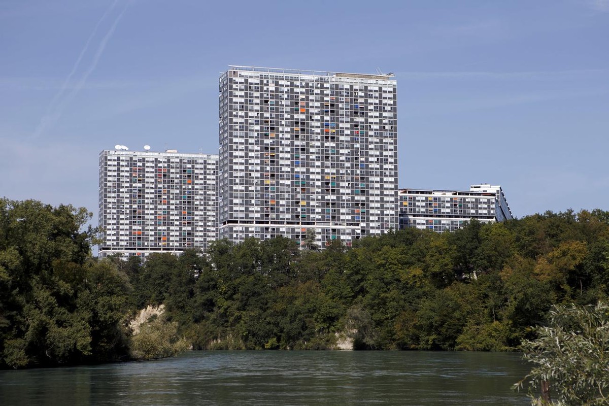 View of the residential estate Le Lignon with 2'700 flats is pictured, in Vernier near Geneva, Switzerland, Tuesday, August 28, 2018. The estate has a length of more then 1 kilometer and is said  ...