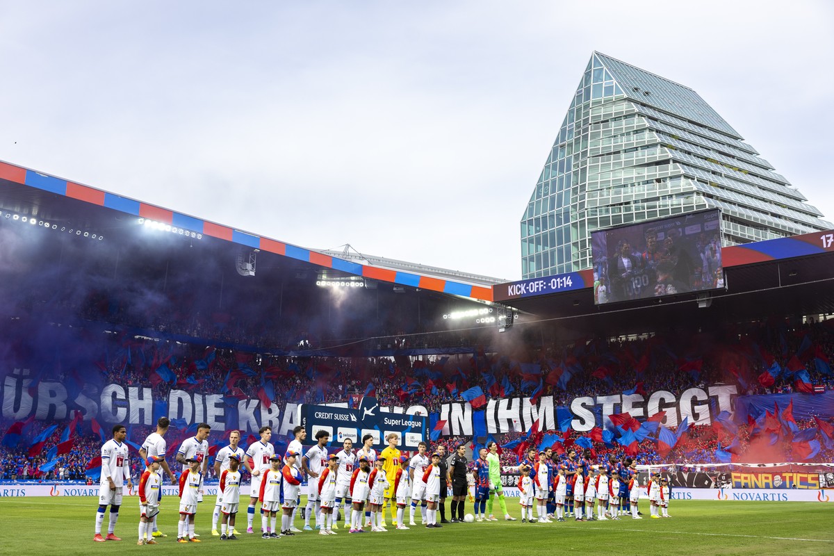 Die Spieler vor dem Fussball Meisterschaftsspiel der Championship Group der Swiss Super League zwischen dem FC Basel 1893 und dem FC Luzern im Stadion St. Jakob-Park in Basel, am Samstag, 24. Mai 2025 ...