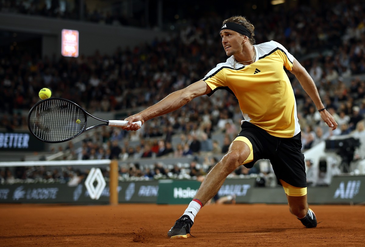 epa11373536 Alexander Zverev of Germany in action during his Men's Singles 1st round match against Rafael Nadal of Spain during the French Open Grand Slam tennis tournament at Roland Garros in Pa ...