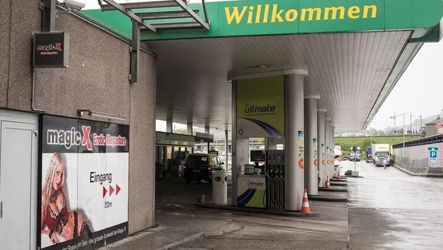 Dient laut Gericht nicht dem «Grundbedürfnis des Autobahnverkehrs»: Der Erotikmarkt an der Autobahnraststätte Pratteln muss den Sonntagsverkauf einstellen. Ken © Kenneth Nars