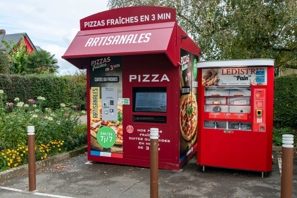 Adieu Boulangerie: Eine Pizza- und Brotmaschine in einem Dorf des Normandie-Departementes Seine-Maritime.