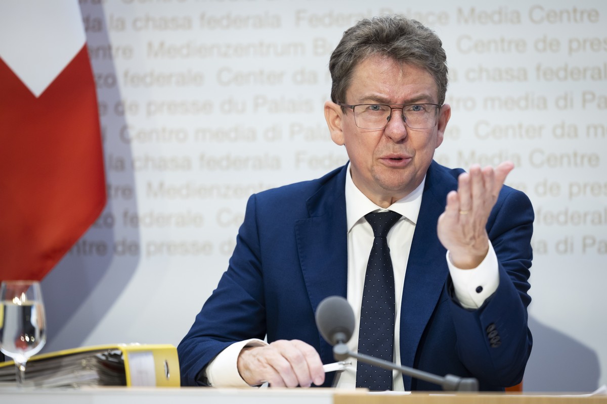 Bundesrat Albert Roesti spricht waehrend einer Medienkonferenz zur Abstimmung ueber den "Bundesbeschluss ueber den Ausbauschritt 2023 fuer die Nationalstrassen", am Donnerstag, 10. Oktober 2 ...