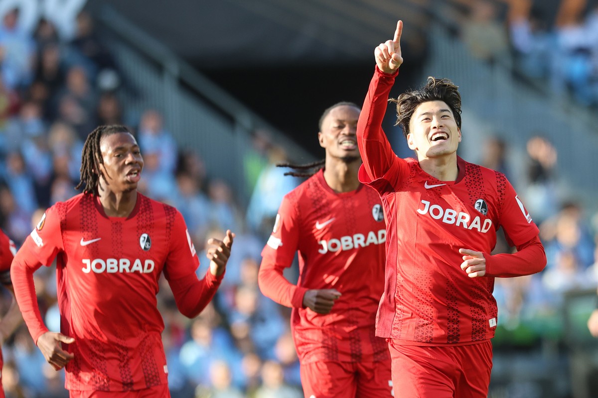 epa12894538 Freiburg's Yuito Suzuki (R) celebrates with his teammates after scoring the 0-3 goal during the UEFA Europa League quarter final second leg soccer match between Celta Vigo and SC Frei ...