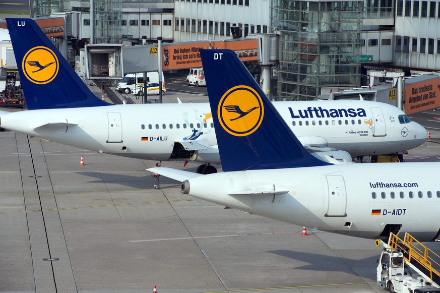 epa04150018 Airbus A319 airplanes of German carrier Lufthansa are grounded at the airport of Duesseldorf, Germany, 01 April 2014. Air travellers in Germany are set to face chaos this week after the co ...